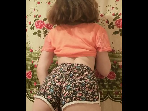 ❤️ Sexi mladá kočka si vyzlieka šortky pred kamerou ❤️ Porno video na nás