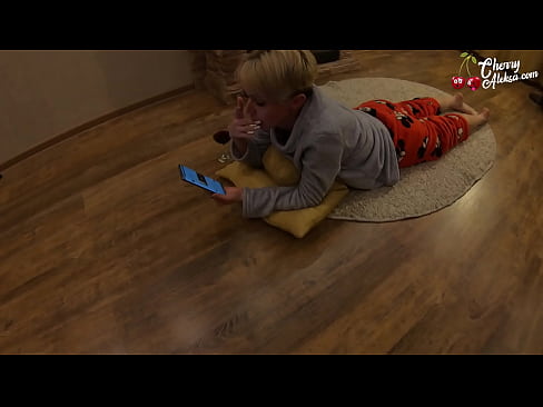 ❤️ Šialená blondínka fajčí obrovský penis a skáče na ňom - análny sex ❤️ Porno video na nás