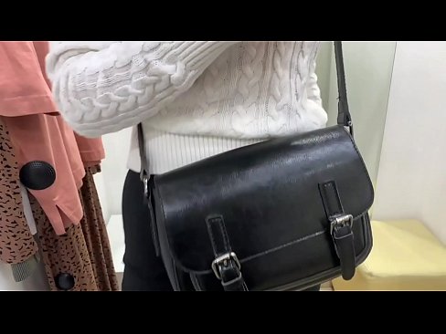❤️ Verejná masturbácia mladej sučky FeralBerry s robertkom v skúšobnej miestnosti ❤️ Porno video na nás