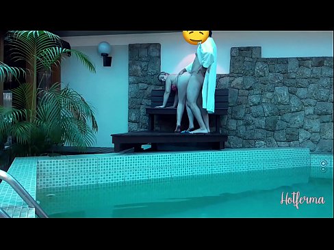 ❤️ Šéf pozve slúžku k bazénu, ale neodolala horúcemu ❤️ Porno video na nás